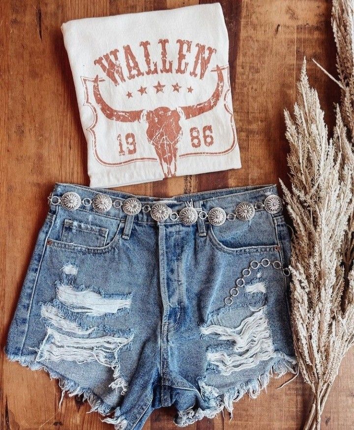 Western Outfits For Concert, Gulf Coast Jam Outfit, Horses Outfit, Womens Western Outfits, Summer Cowgirl Outfits, Western Diy, Summer Country Concert Outfit, Mom Fits, Country Fits