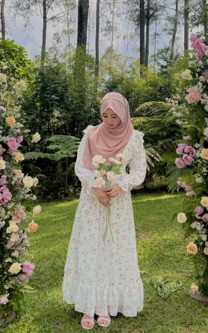 Fairy Dress Hijab, Hijabi Coquette, Coquette Hijab, Ootd Lebaran, Cottage Core Outfit, Garden Party Outfit, Niqab Fashion, Muslim Fashion Hijab Outfits, Muslim Fashion Hijab