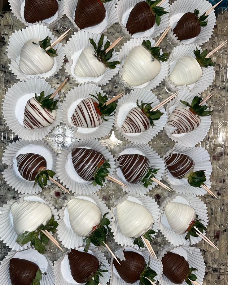 Chocolate Covered Strawberries Brown And White Chocolate Covered Strawberries, Chocolate Covered Strawberries Bachelorette Party, White And Milk Chocolate Strawberries, Engagement Chocolate Strawberries, Chocolate Covered Strawberries Engagement Party, Simple Chocolate Strawberries, Fancy Dipped Strawberries, Chocolate Covered Wedding Treats, Simple Chocolate Covered Strawberries Ideas