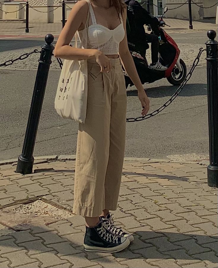 Ivory Converse Outfit, Converse And Trousers Outfit, White And Beige Outfits, Spring Converse Outfit, Outfit For Converse, Brown Platform Converse Outfit, Highcut Converse Outfit Ideas, Ootd Converse High, Y2k Converse Outfit