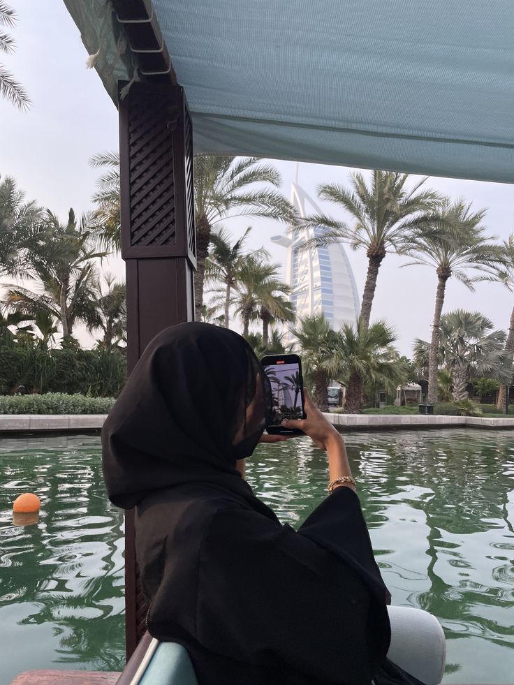 Abaya Asthetic Pics, Landscape Plane, Ootd Poses, Ideal Girl, Dubai Abaya, Caribbean Culture, Hijabi Fashion Casual, Elegant Girl, Fitness Inspiration Body