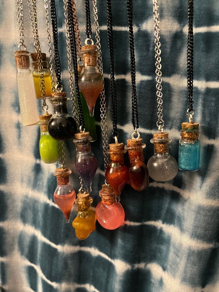 Create your own sparkly magical potion bottle necklace! Each necklace is handmade and unique to each creator. Magic is all around us, and can be used in any number of ways. Colors can be a great way to manifest and attract the energies you want to surround yourself with. These magical bottles are a fantastic addition to any outfit, cosplay or costume! These necklaces also make great fidget toys with the color shifting liquid inside. Each order is for one customized bottle and chain! Witch Potion Necklace, Potion Maker Outfit, Ren Fair Trinket Trading, Tiny Potion Bottles, Ren Faire Trinket Trading, Resin Potion Bottles, Diy Potion Bottles Liquid, Ren Faire Trinket Trading Ideas, Ren Faire Trinkets