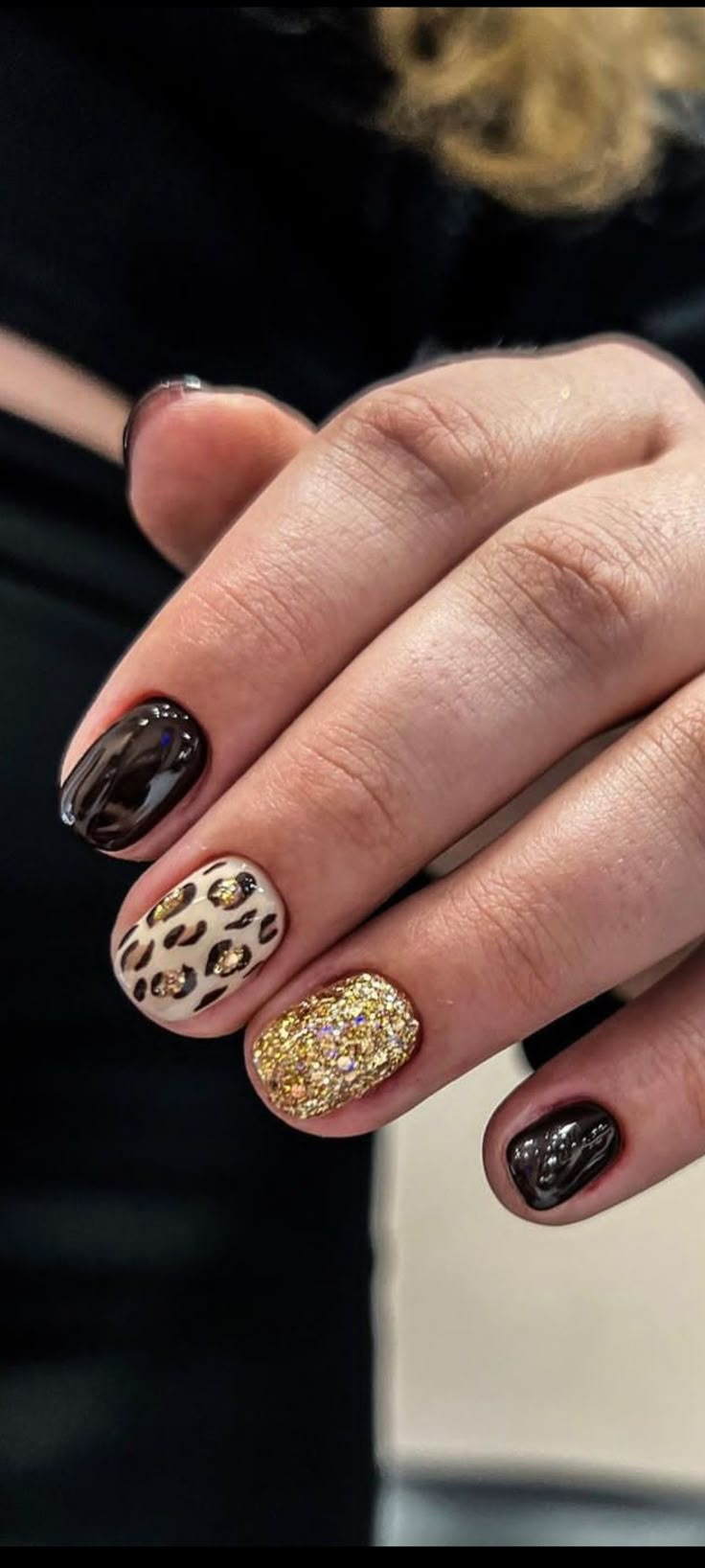 Leopard And Glitter Nails, Sparkly Leopard Nails, Black And Gold Animal Print Nails, Black Gold Leopard Nails, Black And Gold Leopard Nails, Fall Nails Leopard, Cute Mani Pedi Ideas, Gold Leopard Nails, Tiger Nails