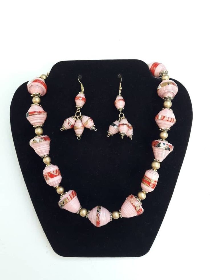 Fascinating pink paper bead set with a patterned paper contrast. Paper Beads Diy, Paper Beads Jewelry, Paper Bead Necklace, Paper Beads Necklace, Paper Jewellery, Paper Bead Jewelry, Bead Crochet Patterns, Beadwork Necklace, Beaded Jewelry Necklaces