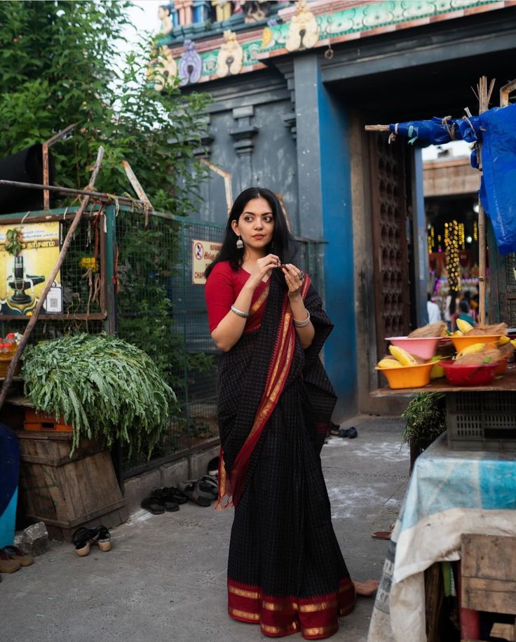 Ahana Krishna In Saree, Saree Poses In Temple, Saree Street Photography, Temple Saree Look, Indian Street Photography Poses Women, Cotton Saree Aesthetic, 90s Saree Look, Attitude Poses For Women, College Farewell Saree Ideas