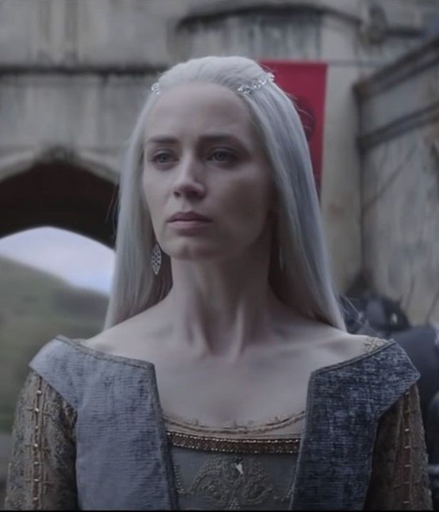 game of thrones character daeneress starke with white hair and grey eyes