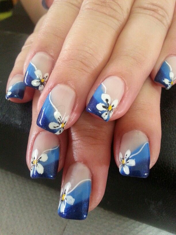 Clear Nails With Blue Flowers, Nail Designs With Daisies, White Daisy Nail Art, Blue Daisy Nails, Ongles Baby Blue, Nail Art Designs Cute, Daisy Nail Design, Rockabilly Nails, Nail Art Mariage