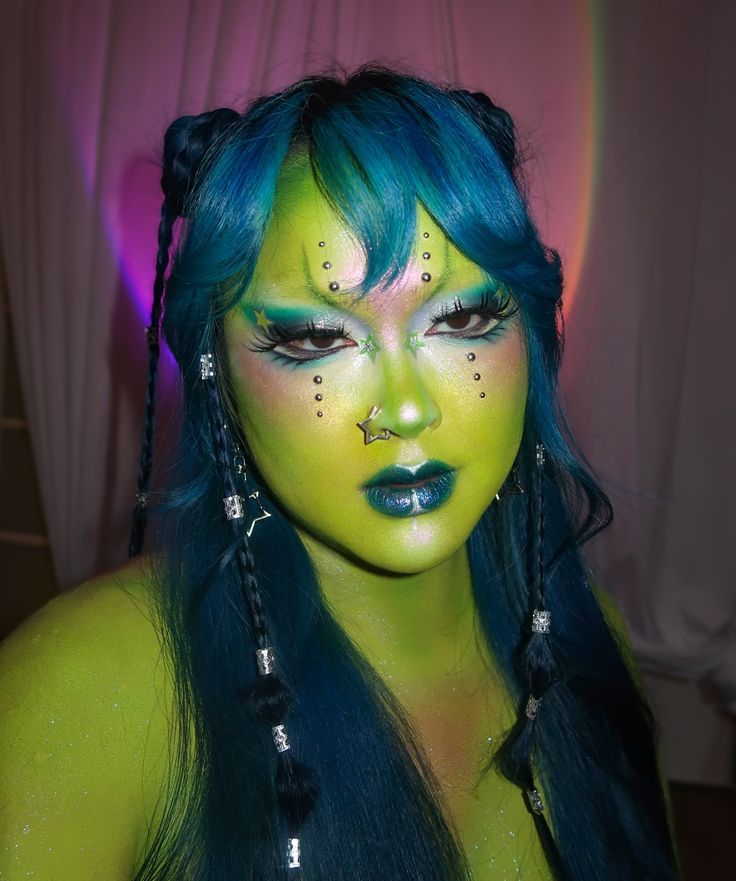 Alien superstars just landed 👽🛸🌟💚 collab with the lovely @babenexttdoor 🫶🏼 . @mehronmakeup paradise AQ pro paint palette + mixing liquid (makes it more transfer proof!) @glisten_cosmetics white spectra base + twilight chroma gloss @kaleidosmakeup limelight epiphany glow liner + agave cloud lab lip clay + black jasmine palette @blendbunnycosmetics blends palette + @donidarkowitz palette @likely.makeup switchblade lashes @getstonned stud pack @onesize gworly pop blush trio @starface . . #... Cosmo Makeup Look, Green Alien Makeup Halloween, Alien Halloween Makeup Easy, Aliencore Makeup, Retro Alien Makeup, White And Green Makeup, Alien Costume Makeup, Green Alien Makeup, Cute Alien Makeup