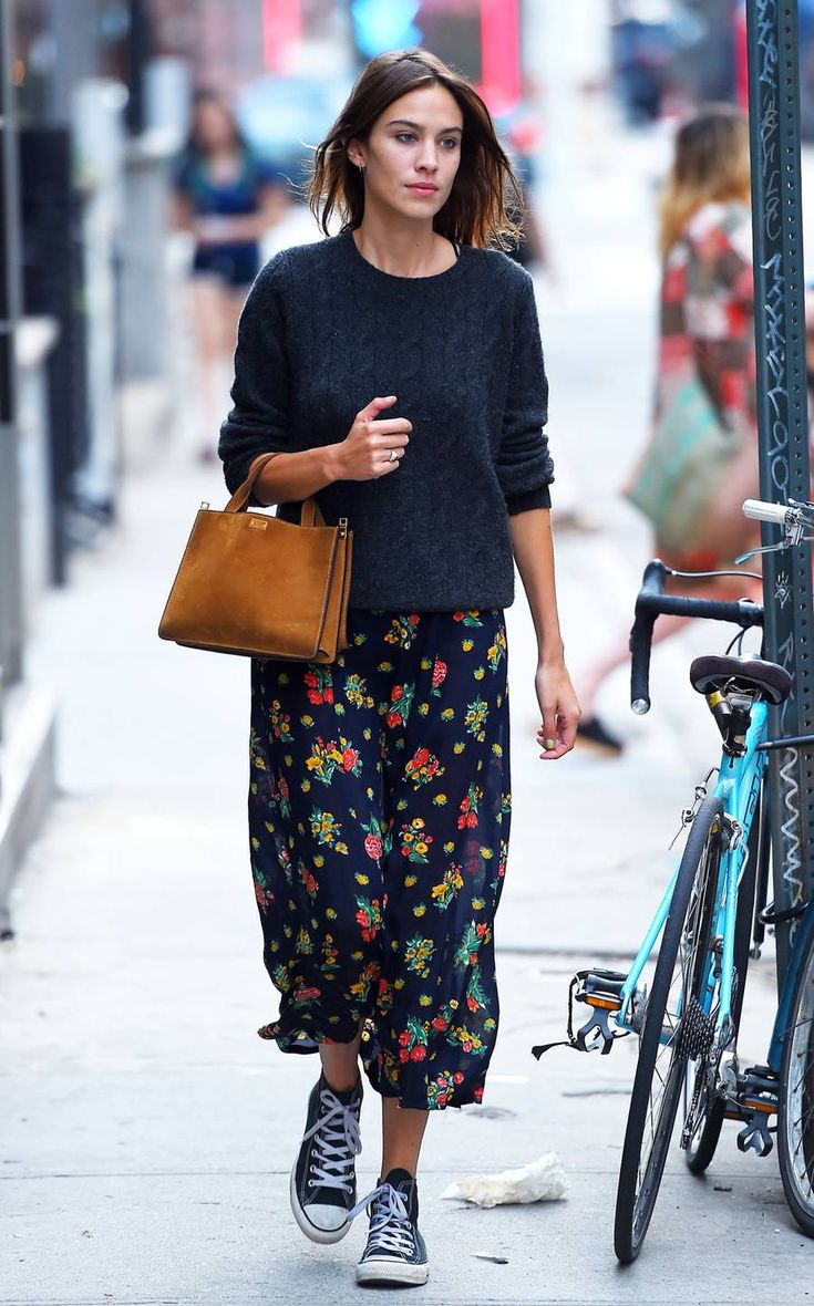 Navy Jumper Outfit, Alexa Chung Street Style, Jumper Outfits, Alexa Chung Style, Comfy Fall Outfits, Jumper Outfit, Street Style Shoes, Vintage Outfit, Outfits With Converse