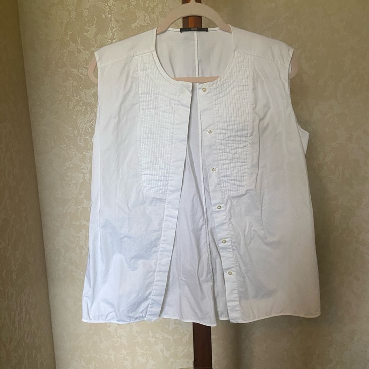 Pleated Front Detail / Hidden Buttons/ Side Vents / 100% Cotton. P2p 21” L 26” / Never Worn Cotton Vest Blouse For Work, Classic Sleeveless Top For Daywear, Casual Vest Blouse For Daywear, Classic Sleeveless Vest For Daywear, Sleeveless Blouse, Hugo Boss, Top Blouse, Blouses, Color White