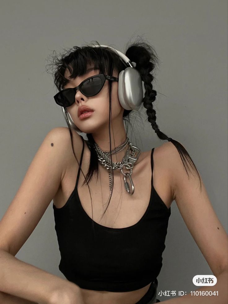 Acubi Photoshoot, Grunge Hair Accessories, Woman With Headphones, Y2k Makeup Looks, Asian Makeup Tutorials, Festival Make Up, 사진 촬영 포즈, Aesthetic Grunge Outfit, Aesthetic People