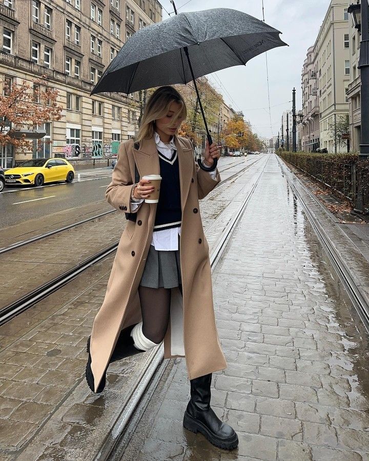 Cozy Rainy Day Outfit, Trench Outfit, Long Coat Outfit, Rain Outfit, Nyc Outfits, Trench Coat Outfit, London Outfit, Beige Coat, Coat Outfit