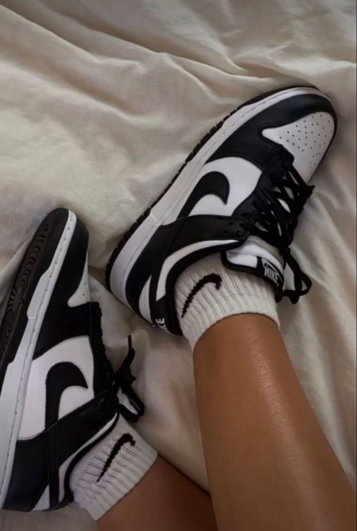 Gymnastics Shoes, Black And White Nike, Trendy Shoes Sneakers, Nike Fashion Shoes, Preppy Shoes, Pretty Shoes Sneakers, All Nike Shoes, Shoes Outfit Fashion, Cute Nike Shoes