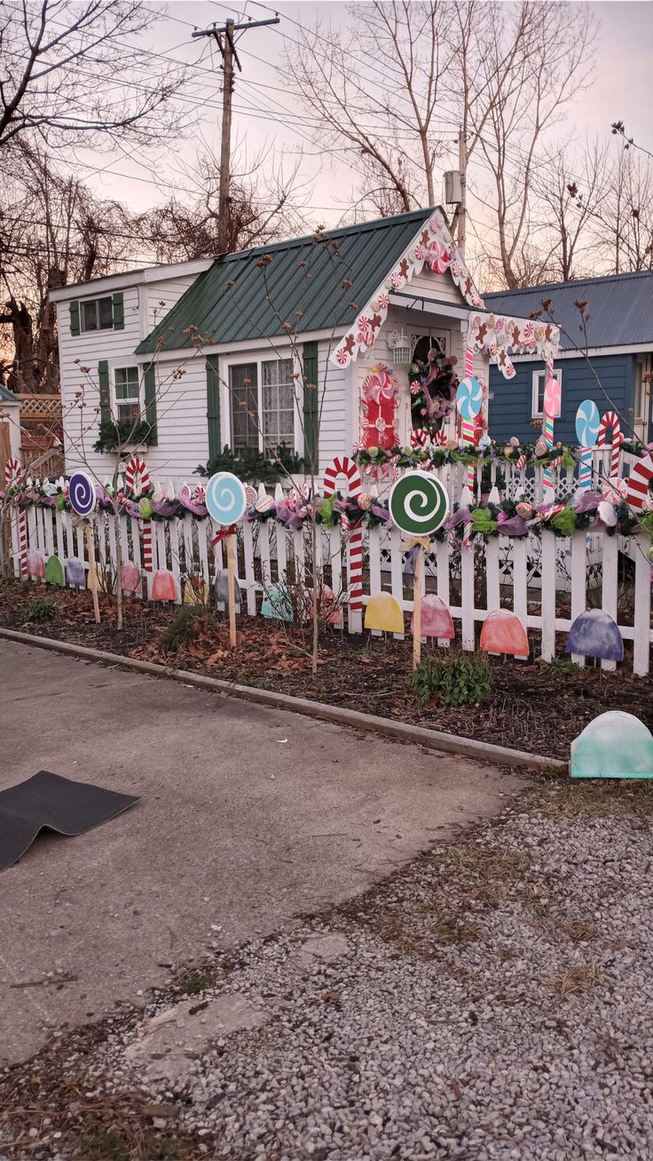 Michelle’s Life-Size Gingerbread House Holiday Decor!