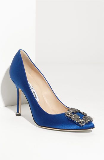 Manolo Blahnik ~ "Hangis" Jeweled Pump Carrie Bradshaw Shoes, Dream Wedding Shoes, Manolo Blahnik Hangisi, Manolo Blahnik Heels, Look Formal, Women Flats, Fabulous Shoes, Carrie Bradshaw, Crazy Shoes