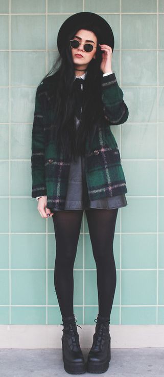 Style Edgy Soft Grunge, Grunge Winter Outfits, Glasses Outfit, Mode Mantel, Doc Martens Outfit, Look Grunge, Goth Outfit, 일본 패션, Fashion 90s