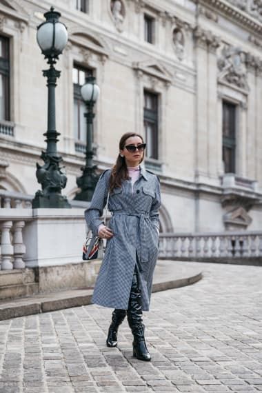 Chic Outfit from Julia Comil (@juliacomil) with Ralph Lauren Coats, Aldo Boots Ralph Lauren Coats, Chanel Street Style, Street Style Paris Fashion Week, Aldo Boots, Cotton Trench Coat, Street Style Aesthetic, French Outfit, Spring Boots, All Black Looks