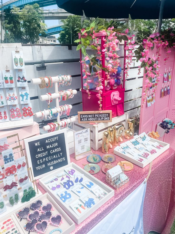 Craft Show Set Up Jewelry, Princess Vendor Booth, Market Booth Jewelry Display, Jewelry Table Display Ideas Business, Display For Bracelets Craft Fairs, Jewellery Pop Up Store, Aesthetic Craft Fair Display, Jewelry Vending Table Set Up, Jewelry Stand Display Craft Booths