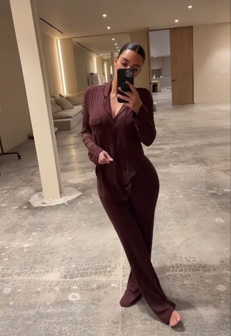 Kim Kardashian Pajamas, Night Wears Pajamas, Kylie Jenner Pajamas, Elegant Loungewear Dress, Comfy Cute Lounge Outfits, Womens Pjs Winter, Skims Pajamas Aesthetic, Lounge Around The House Outfit, Loungewear Outfits Black Women