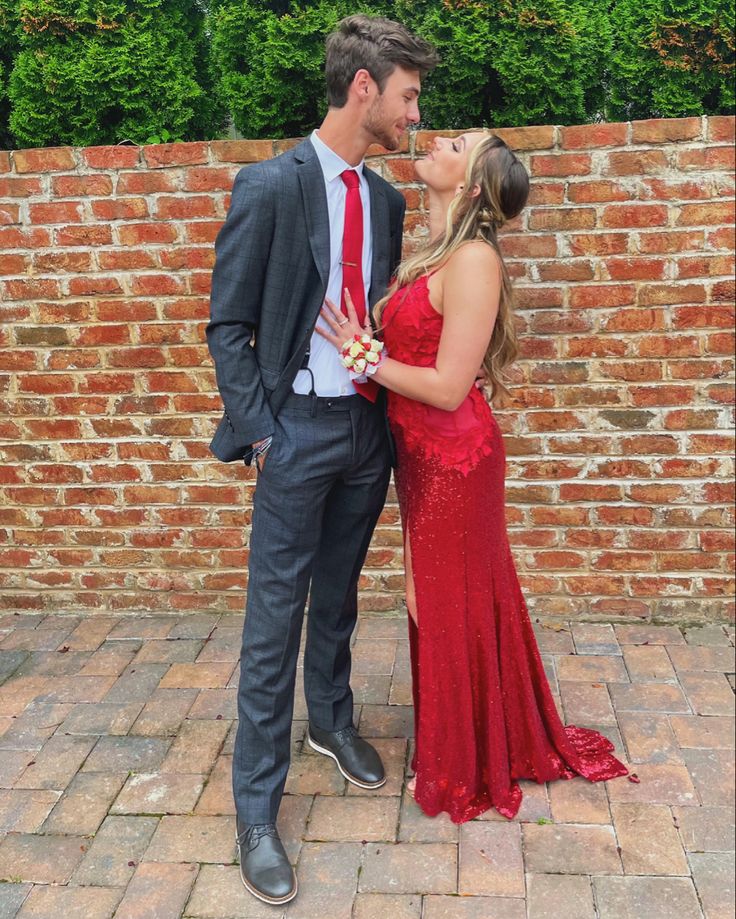 Suits To Go With Red Prom Dress, Matching Fits Couples Prom, Red Prom Photoshoot, Suits That Match Red Dresses, Suit To Match Red Dress, Homecoming Red Dress Couple, Matching Red Prom Outfits, Red Dress Matching Couple, Red Dress Grey Suit Prom Couple