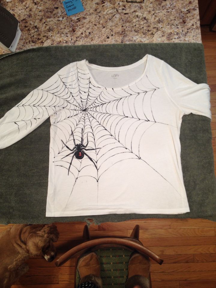 Painted spider and web on a shirt Spider Shirt Diy, Spider Shirt Design, Homemade Tshirt Ideas, Spider Bleach Shirt, Sweater Painting Ideas, Diy Spiderman Shirt, Spiderman Shirt Design, Bleach Sweatshirt Diy, Diy Tshirt Painting Ideas