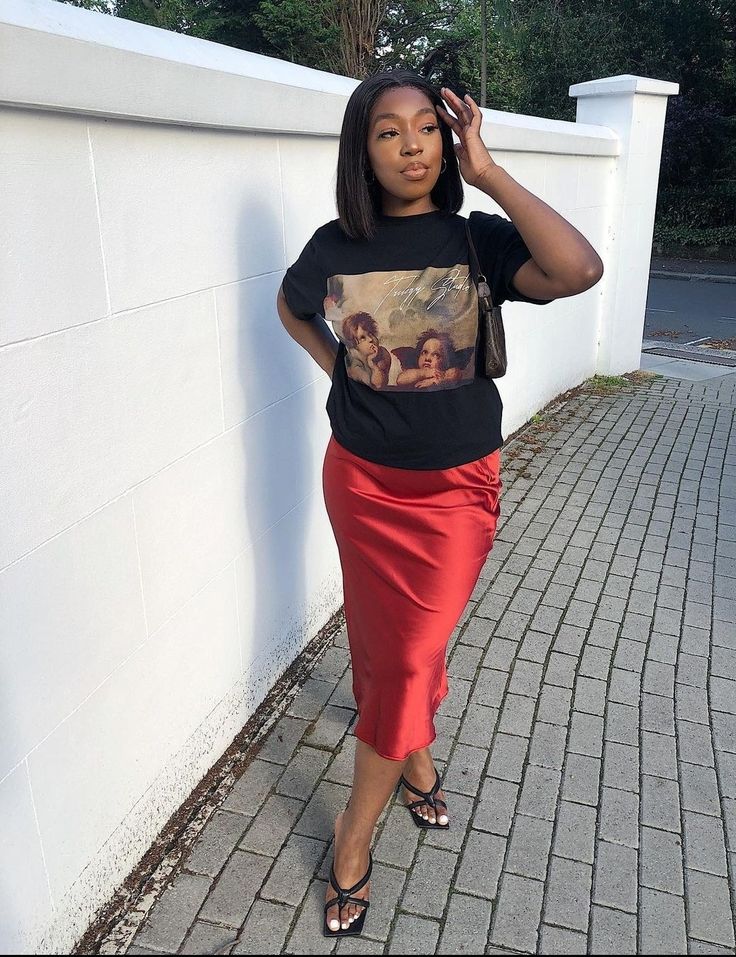 Tshirt And Silk Skirt, Tshirt And Satin Skirt, Slip Dress With Tshirt, Skirt With T Shirt, Red Plaid Skirt Outfit, Dress With Tshirt, Casual Bar Outfits, Wonder Wardrobe, Thick Fashion