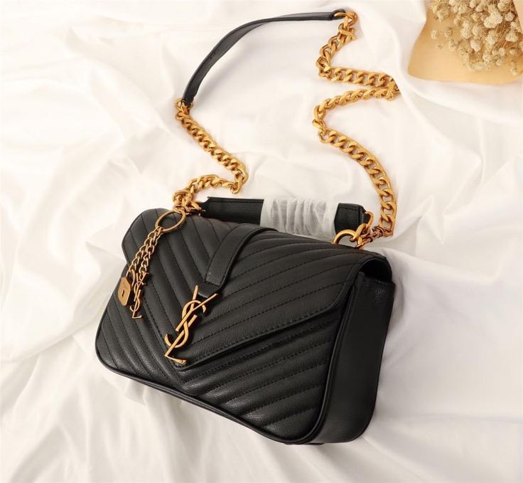 PRODUCT��DETAILS Includes Shipping bags, dustbag sleeper, care manual, booklet, tag. Luxury Bags Collection, Top Handbags, Trending Handbag, Purses Designer, Evening Clutch Bag, Womens Purses, Branded Bags, New Bag, Luxury Handbags