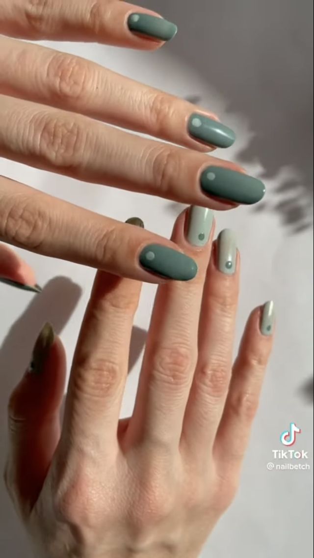 Nail Dot Designs Simple, Simple Green Nails, Two Tone Nails, Dot Nail Art Designs, Dot Nail Designs, Dot Nail Art, Green Nail Designs, Dots Nails, Simple Green