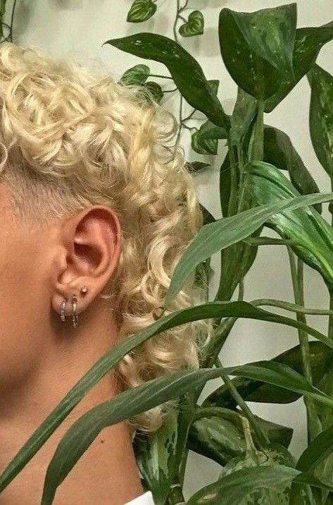 Aesthetic Male Hairstyles, Bleached Curly Hair Men, Blonde Curly Hair Men, Bleached Mullet, Curly Mullet Men, Bleached Curly Hair, Afro Mullet, Male Haircuts Curly, Male Hairstyles