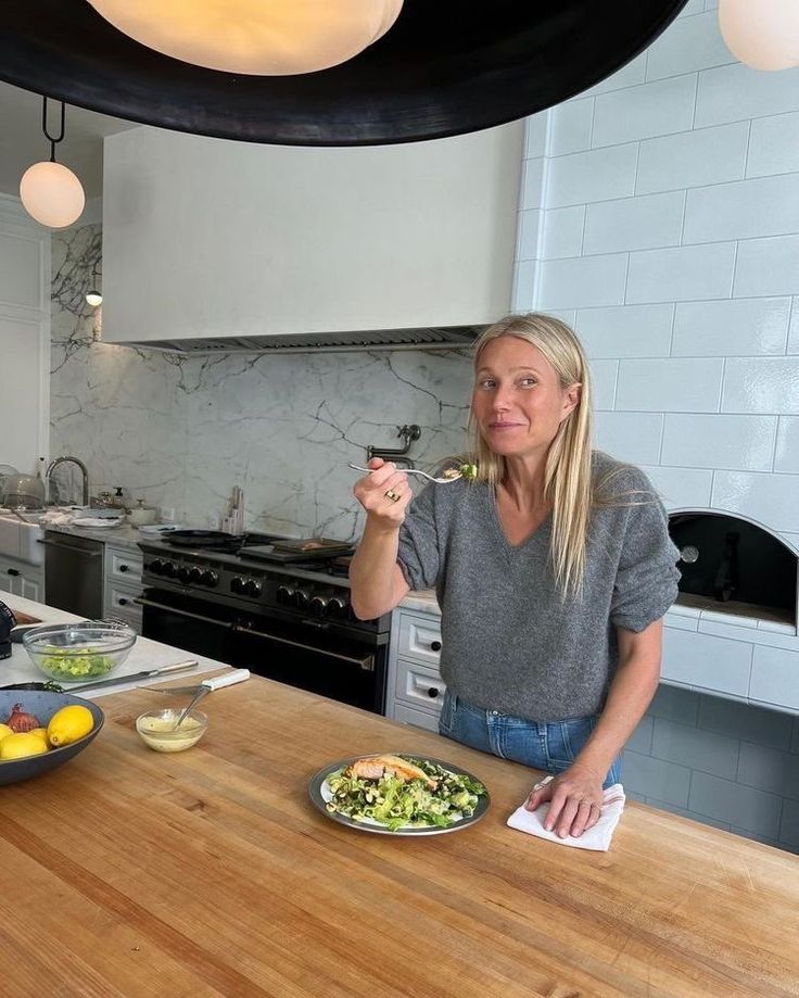 Gwyneth Paltrow Style, Cold Pressed Juice, Green Juice, Gwyneth Paltrow, Skin Care Treatments, Architectural Digest, Plant Based Diet, Organic Recipes, The Hamptons