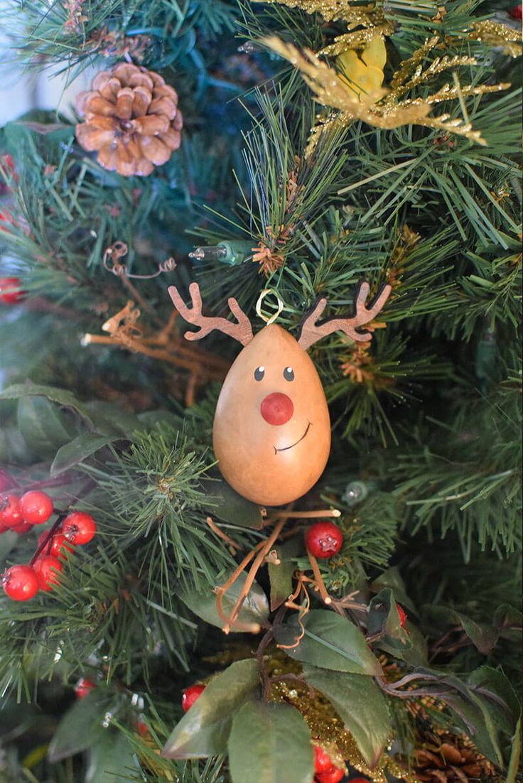 Reindeer gourd egg ornament Christmas Gourds Ornaments, Wooden Christmas Light Bulbs, Christmas Gourds Crafts, Gourd Ornaments Christmas, Gourd Christmas Ornaments, Egg Christmas Ornaments, Santa Gourds, Gourd Christmas, Christmas Gourds