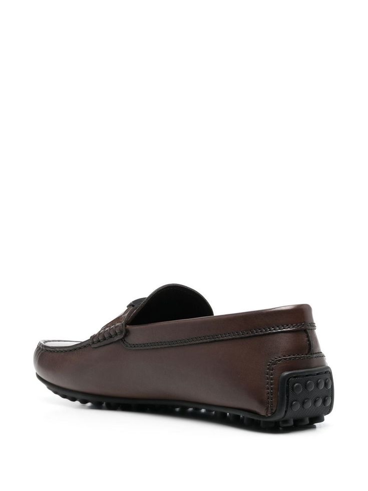 almond-toe T-buckle loafers from TOD'S featuring brown, calf leather, logo-buckle detail, almond toe and ridged rubber sole. Size Info UK Color Detail Brown Made In Italy Material Outer: Calf Leather 100% Sole: Rubber 100% Lining: Calf Leather 100% Season One Spring-Summer Season Two Spring-Summer Product flat shoes Brand Tod'S Size And Fit Platform 0,4 in / 1 cm