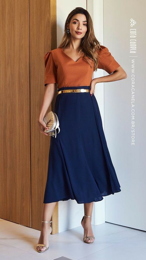 Color Combinations For Clothes, Evening Skirts, Casual Outfit Inspiration, Paneled Skirt, Elegante Casual, Fashion Mistakes, Looks Chic, Blue Skirt, Formal Outfit