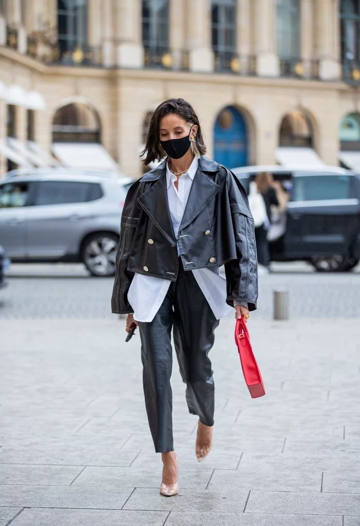 Best Street Style at Paris Fashion Week Spring 2021 | POPSUGAR Fashion Berlin Fashion, Street Style Edgy, Moda Paris, Shein Outfits, Paris Fashion Week Street Style, Mode Casual, Cooler Look, Looks Street Style, Street Style Trends