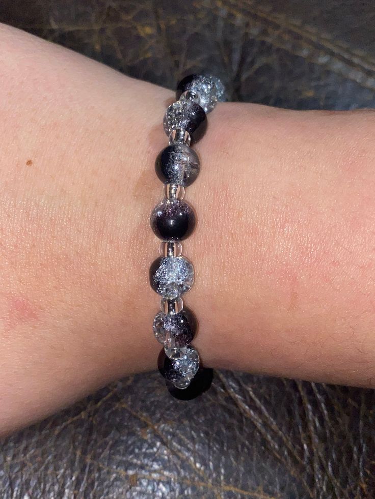 Black Bracelets Aesthetic, Black Beads Bracelet, Black Beaded Bracelets, Black Ice, Black Bracelets, Glass Bracelet, Bracelet Black, Light Black, Bead Bracelet