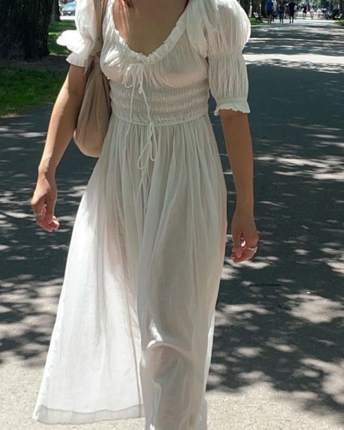 Summer Board, Camila Morrone, Quoi Porter, I'm With The Band, Soft Feminine, Feminine Outfit, Spring Summer Fashion, Pretty Dresses, Aesthetic Clothes