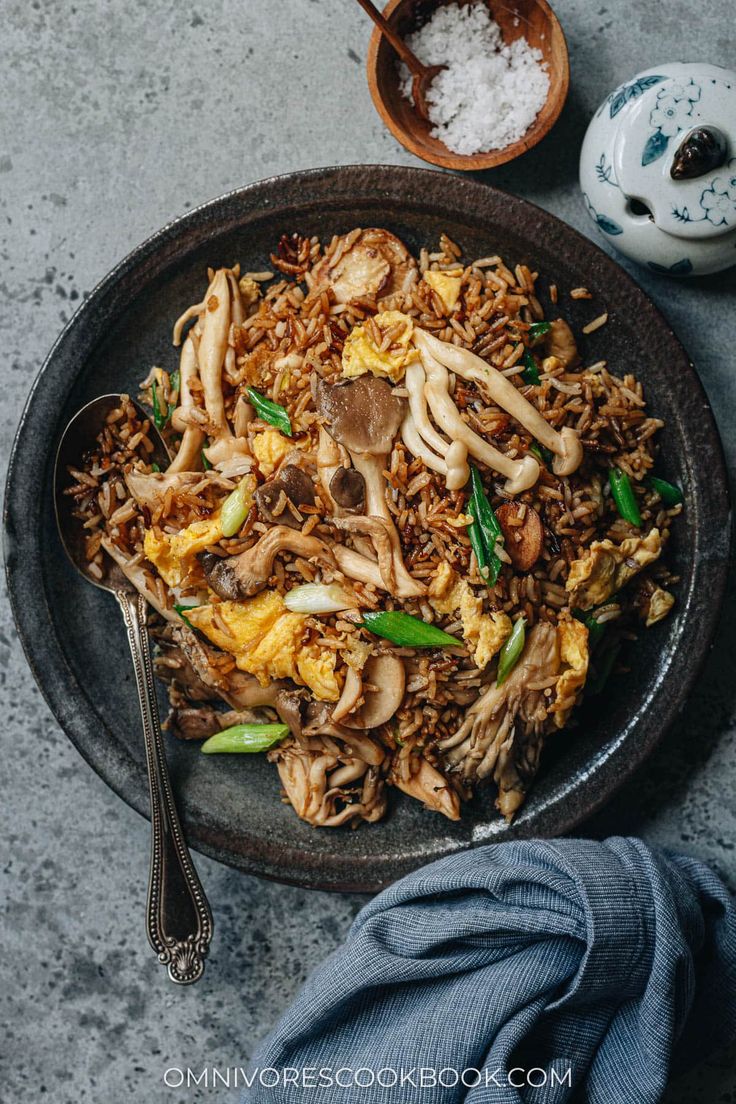 Mushroom Fried Rice (蘑菇炒饭) Mushroom Fried Rice, Vegetarian Fried Rice, Steak Dinner Recipes, Pork Fried Rice, Mushroom Rice, Vegetable Fried Rice, Crispy Rice, How To Cook Mushrooms, Rice Ingredients