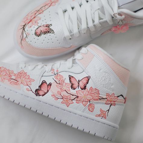 Custom Air Jordan 1, Painted Shoes Diy, Cute Converse, Custom Shoes Diy, Colorful Sneakers, Nike Fashion Shoes, Preppy Shoes, Pretty Shoes Sneakers, Cute Shoes Heels