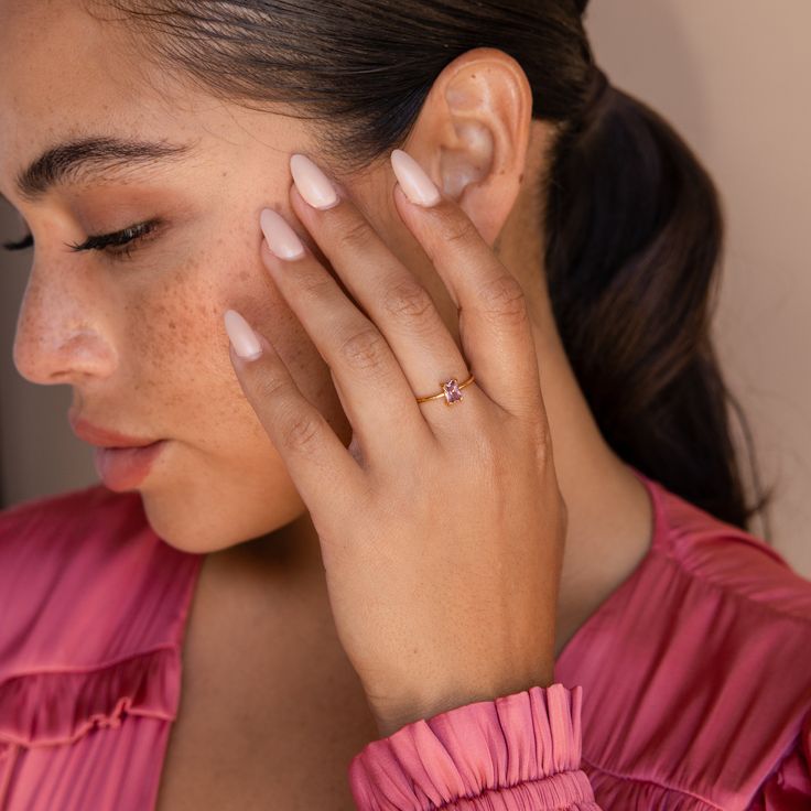 Delicado, delicado y por supuesto… ¡rosa! Ese es el trío perfecto para una apariencia suave y femenina. Nuestro anillo con esmeralda rosa rubor es elegante y perfecto para combinar con otros anillos de su colección. Quédese con un tema completamente rosa para una apariencia monocromática o combínelo con otras piedras preciosas y viva en el lado salvaje.




 Material: Plata de Ley 925 sólida de alta calidad

 Acabado: Oro 18K

 Con piedra preciosa de circonita cúbica de diamante rosa de ~ 4,5 x Dainty Rose Gold Ruby Promise Ring, Elegant Pink Gold Heart Promise Ring, Dainty Promise Birthstone Ring, Pink 14k Gold Heart Ring Gift, Dainty Tiny Heart Ring, Tiny Dainty Heart Ring, Pink Ruby Ring Fine Jewelry Birthstone, Pink Sapphire Ring Jewelry, Rose Gold Heart Open Ring