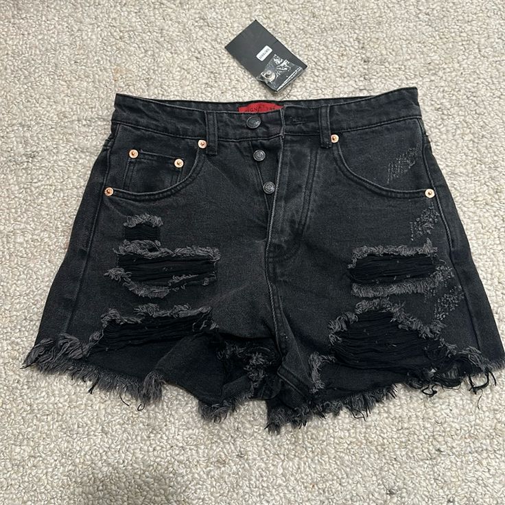 Ootd Shorts Black High Waist Edgy Bottoms, Trendy Black Short Bottoms, Black Grunge Bottoms For Night Out, Trendy Black Bottoms With Built-in Shorts, Chic Black Cotton Jean Shorts, Trendy Black Shorts, Edgy Black Shorts, Trendy Black High-waisted Shorts, Grunge Cotton Bottoms For Night Out