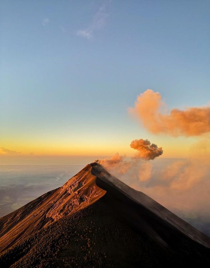 Guatemala Volcano Hiking, Acatenango Volcano Hike, Volcano Acatenango, Volcano Guatemala, Acatenango Volcano, Guatemala Aesthetic, Guatemala Volcano, Guatemala Trip, Travel Guatemala