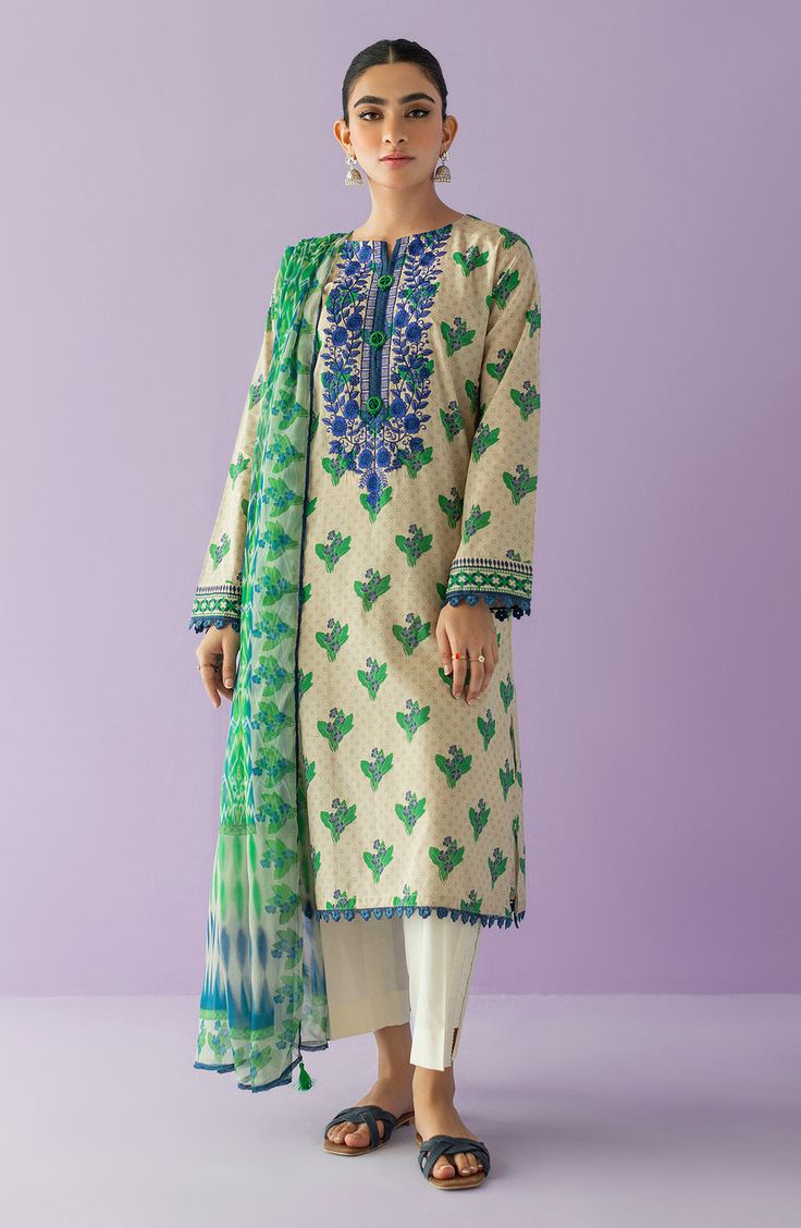 Mayon Dresses, Shalwar Kameez Pakistani, Summer Lawn, Lawn Shirts, Shalwar Kameez, Suit Fabric, Stylish Dress Designs, Pakistani Outfits, Pakistani Wedding