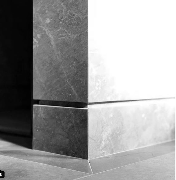 a black and white photo of the corner of a building that is made of marble