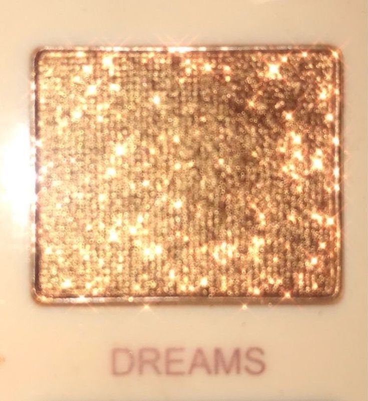 Gold Eyeshadow Aesthetic, Giorno Giovanna Aesthetic, Gold Makeup Aesthetic, Gold Girl Aesthetic, Golden Girl Aesthetic, Gold Glitter Aesthetic, Gold Color Aesthetic, Eyeshadow Aesthetic, Golden Brunette