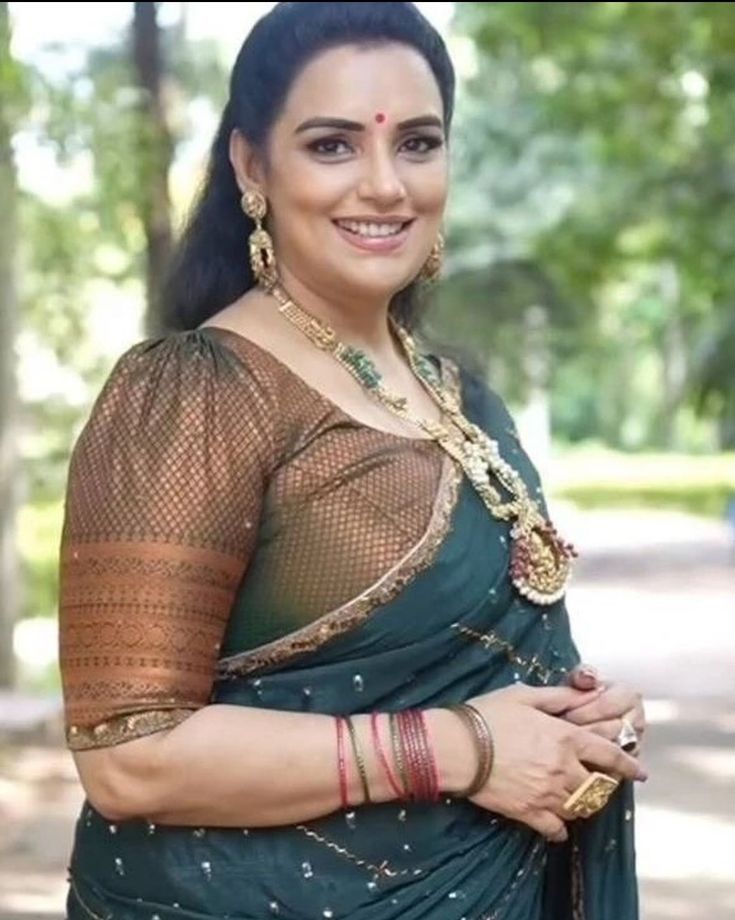 Shweta Menon, Indian Woman, Hot Women Dress, South Actress, Beautiful Women Over 40, Beautiful Smile Women, Indian Beauty Saree, Beauty Women, Green