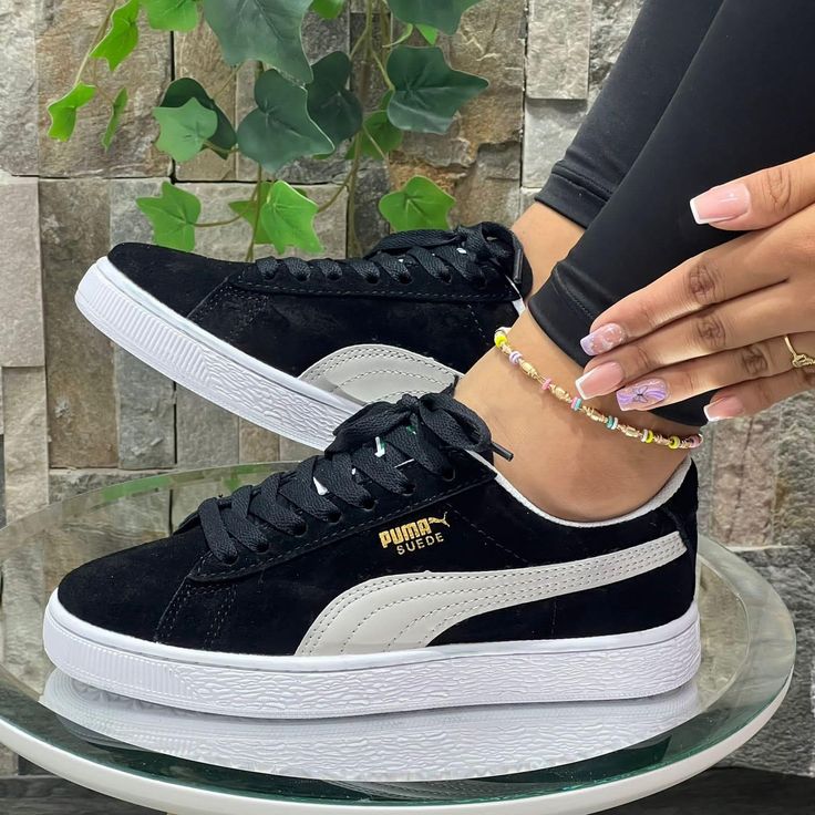 Estilo Vans, Puma Shoes Women, Hype Shoes, Sneaker Slippers, Aesthetic Shoes, Pumas Shoes, Denim Shorts Women, Trendy Shoes, Fashion Inspo Outfits