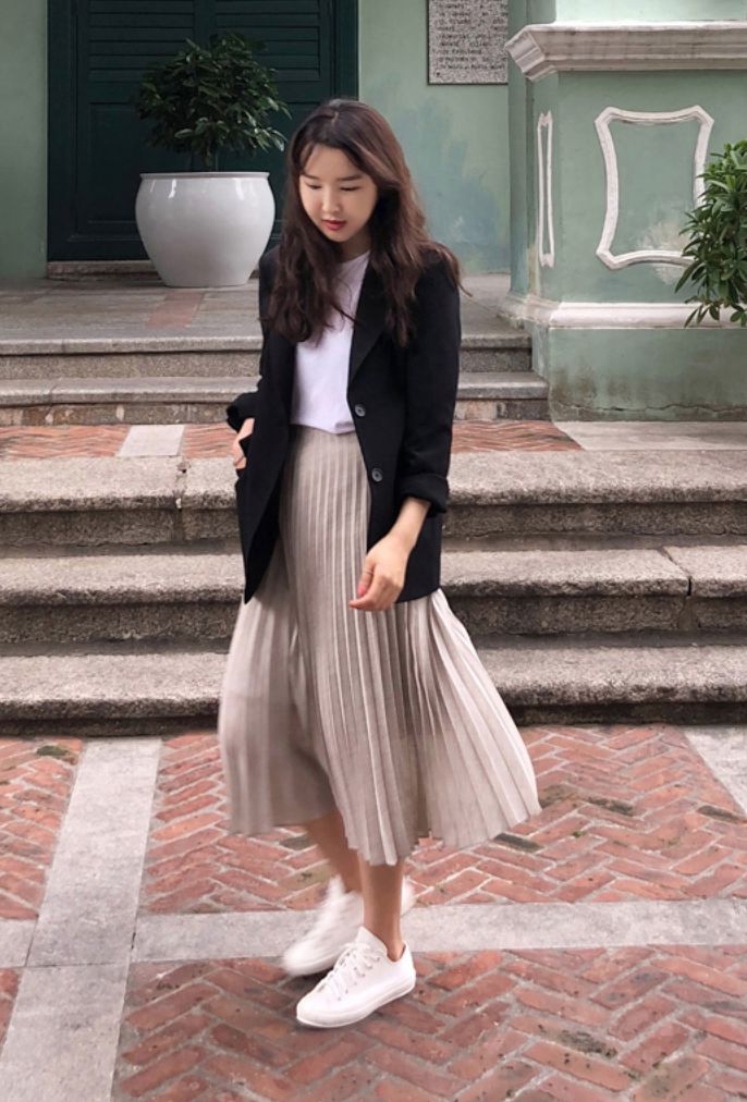 Blazer + tshirt + midi skirt Pleated Midi Skirt And Blazer Outfit, Midi Skirt Smart Casual, Long Blazer And Skirt Outfit, Blazer Skirt Sneakers Outfit, Smart Casual Long Skirt, Knee Length Pleated Skirt Outfit, Pleated Skirt Outfit Office, Modest Blazer And Skirt Outfits, Midi Skirt Outfit Office