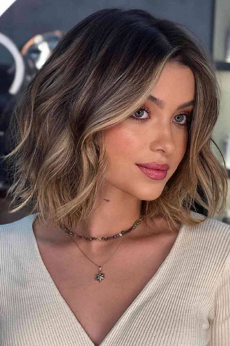 Textured Wavy Bob for Women with Loose Wavy Hair Unnatural Hair Color, Messy Bob Hairstyles, Wavy Bob Hairstyles, Wavy Haircuts, Haircuts For Wavy Hair, Short Hair Balayage, Round Face Haircuts, Short Hair Styles For Round Faces, Penteado Cabelo Curto