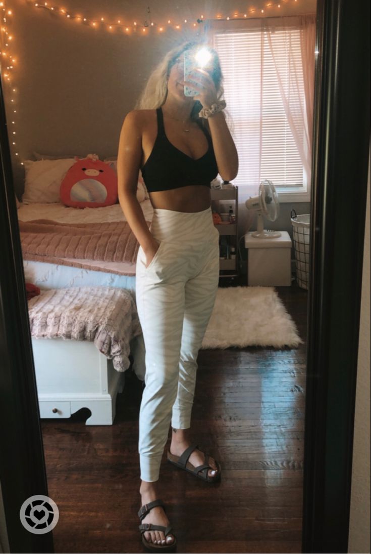 Dance Studio Jogger Outfit, Lululemon Joggers Outfit, Lululemon Jogger Outfit, Lululemon Dance Studio Jogger, Jogger Outfit, Preppy Things, Lululemon Joggers, Joggers Outfit, Dance Studio