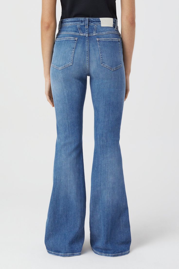 Skinny fit with a 5-pocket style, high waist and flared leg. Made of super stretch denim with leather patch on the back of waistband. 100% made in Europe. Skinny fit / high waist / flared leg Inner leg length: ca. 89 cm / 35” (size 27) Front rise: ca. 28 cm / 11” (size 27) Leg opening: ca. 31,2 cm / 12.3” (size 27) Made in Italy Style Nr. C91304-04T-3N Composition: 98% cotton, 2% elastane Italy Style, Leather Patches, Industrial Style, Stretch Denim, High Waist, Composition, High Waisted, Italy, Leather